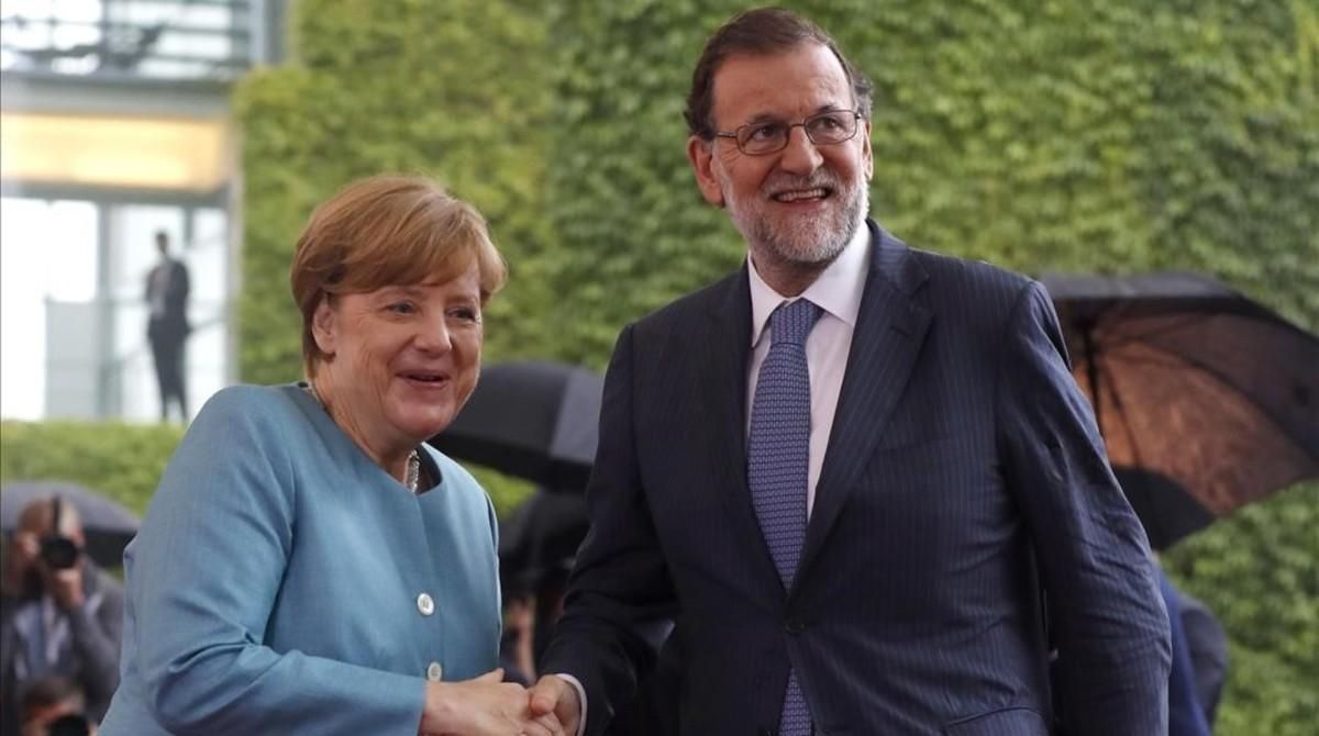 El presidente del Gobierno y la canciller alemana, a su llegada a la reunión de jefes de Estado y de Gobierno de la UE de los miembros del G20. El presidente del Gobierno y la canciller alemana, a su llegada a la reunión de jefes de Estado y de Gobierno de la UE de los miembros del G20.