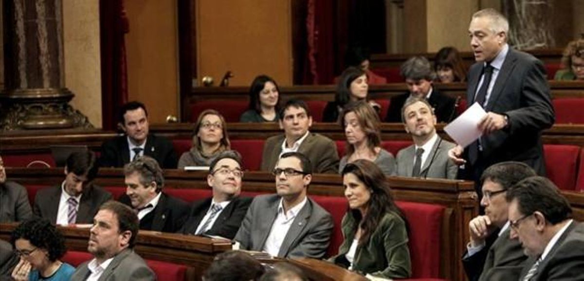 El líder del PSC, Pere Navarro, interviene en el pleno del Parlament de este 13 de marzo. EFE / TONI ALBIR El líder del PSC, Pere Navarro, interviene en el pleno del Parlament de este 13 de marzo. EFE / TONI ALBIR