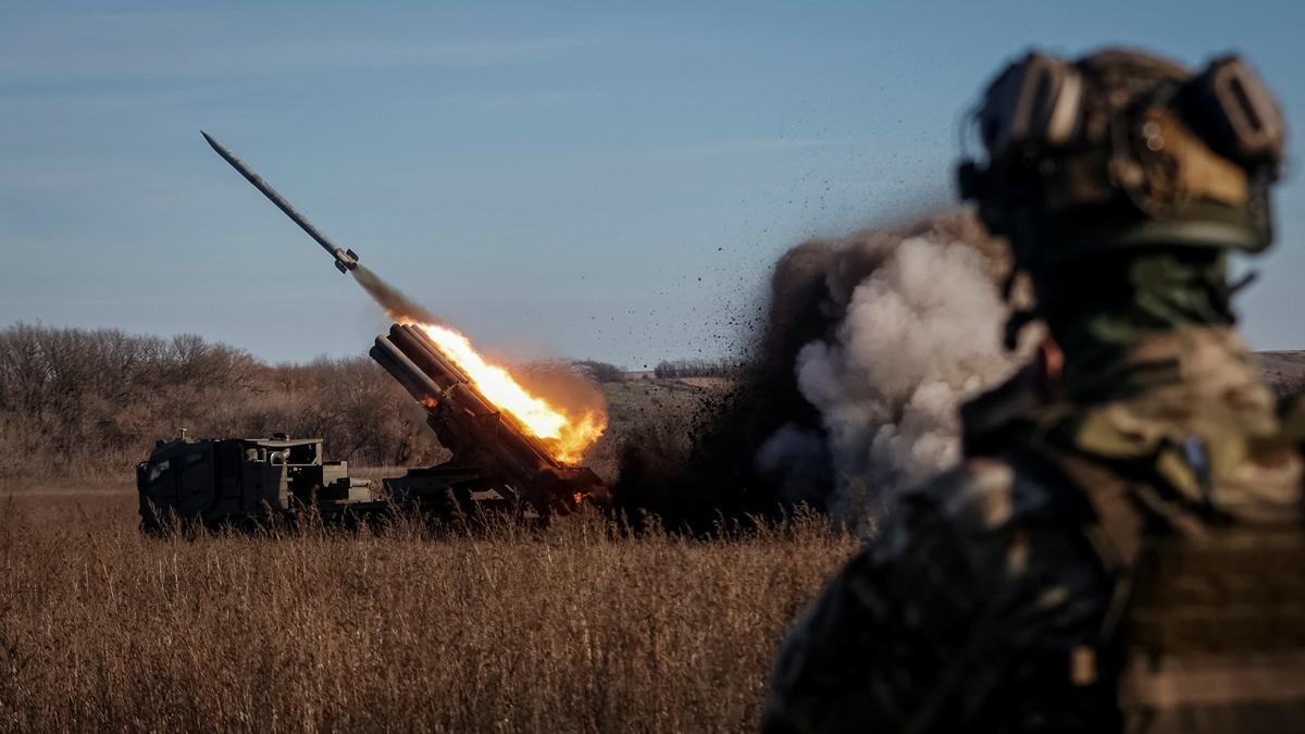 Soldados ucranianos disparan con un sistema de lanzamiento de misiles múltiple Bureviy en una de sus posiciones en la región de Donetsk.