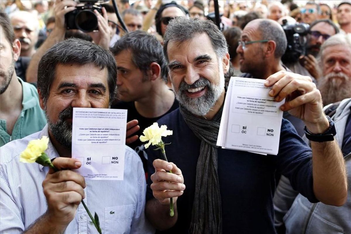 El presidente de la Asamblea Nacional Catalana (ANC), Jordi Sanchez, y el d Òmnium Cultural, Jordi Cuixart, muestran papeletas del referendum del 1-O en Barcelona. El presidente de la Asamblea Nacional Catalana (ANC), Jordi Sanchez, y el d Òmnium Cultural, Jordi Cuixart, muestran papeletas del referendum del 1-O en Barcelona.