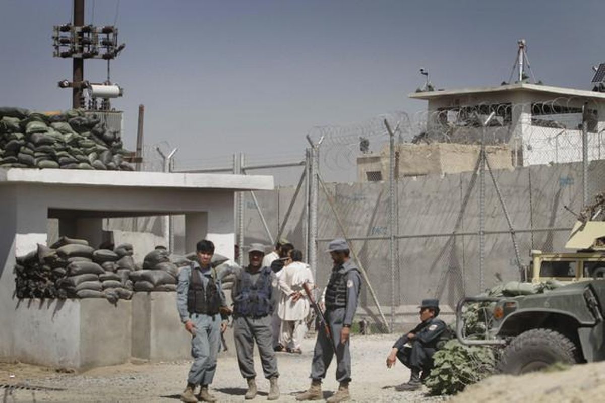 Policías afganos custodian la entrada a la cárcel de Kandahar. Policías afganos custodian la entrada a la cárcel de Kandahar.