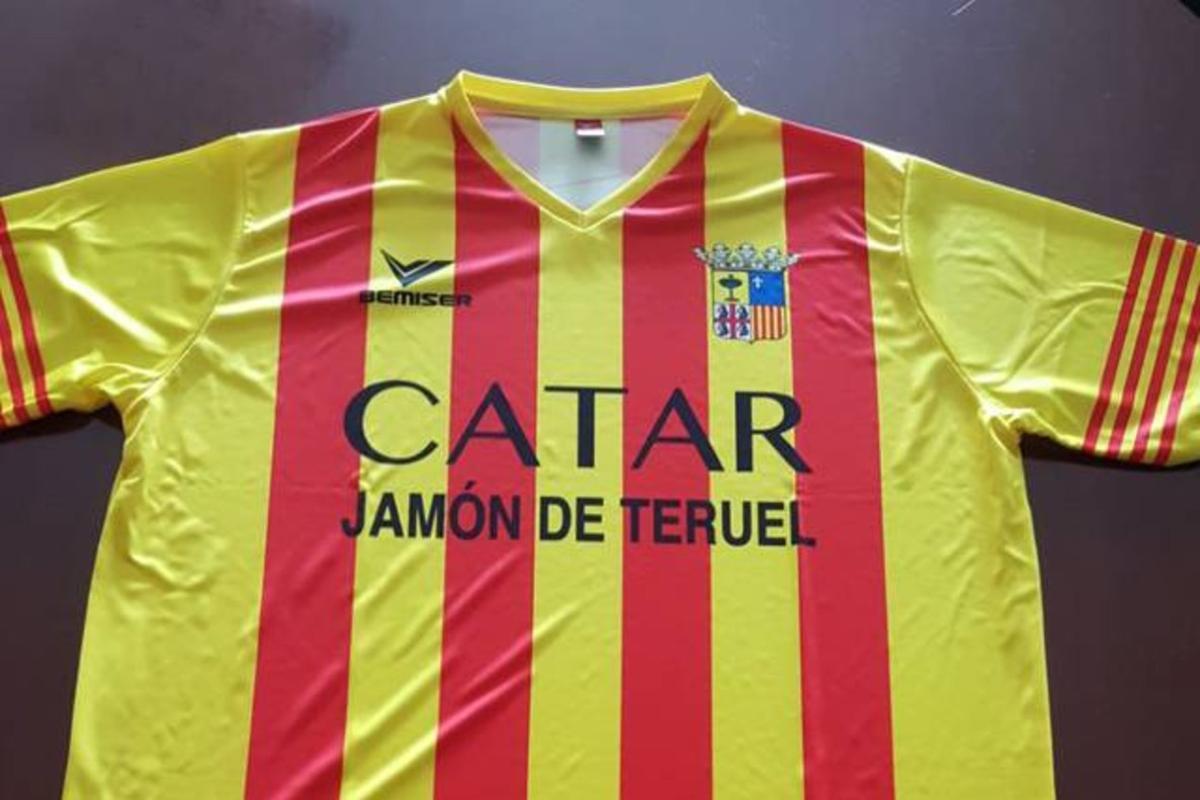 La camiseta con el escudo de Aragón y el lema ’Catar jamón de Teruel’ de la empresa La Manolica.