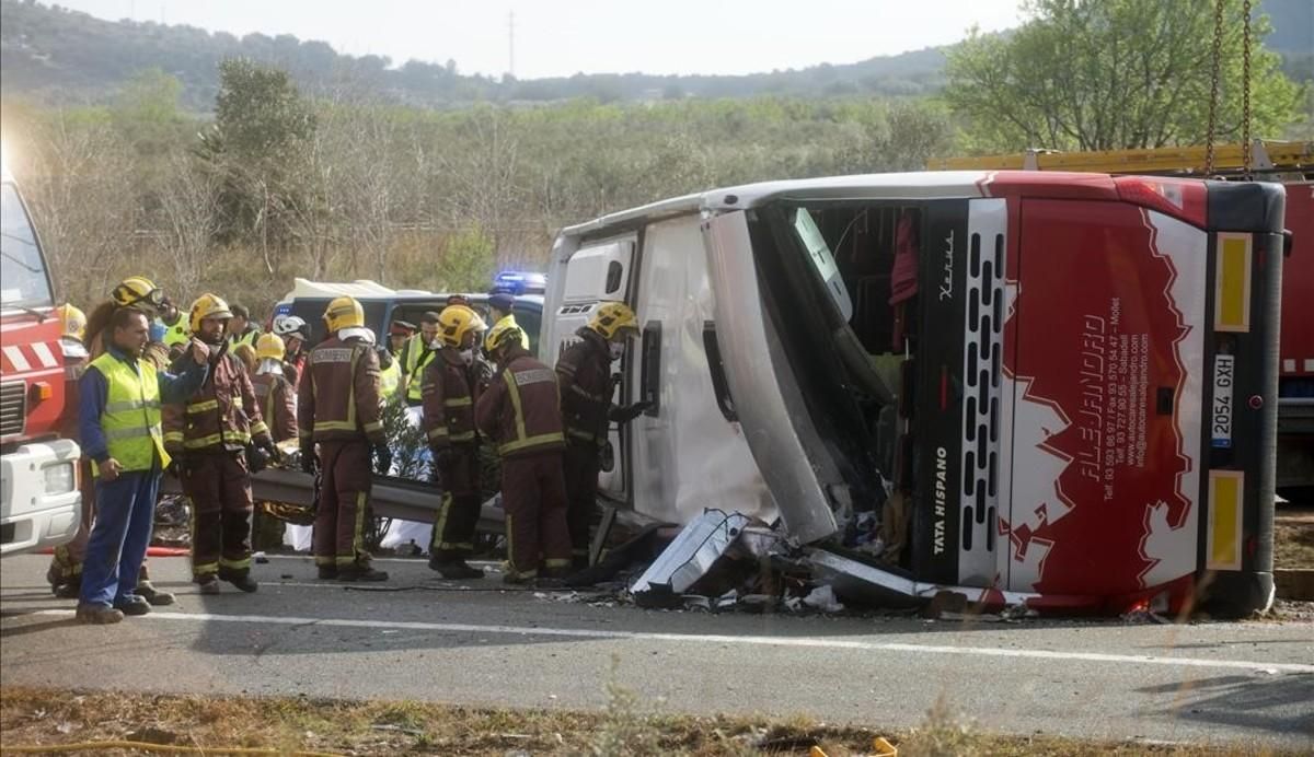 Estado en que quedó el autocar accidentado en la AP-7, a la altura de Freginals. Estado en que quedó el autocar accidentado en la AP-7, a la altura de Freginals.