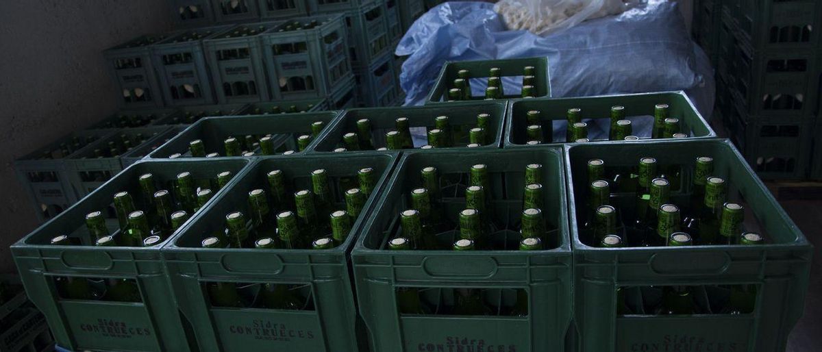 Cajas de sidra apiladas en el lagar gijonés de Contrueces. Cajas de sidra apiladas en el lagar gijonés de Contrueces.