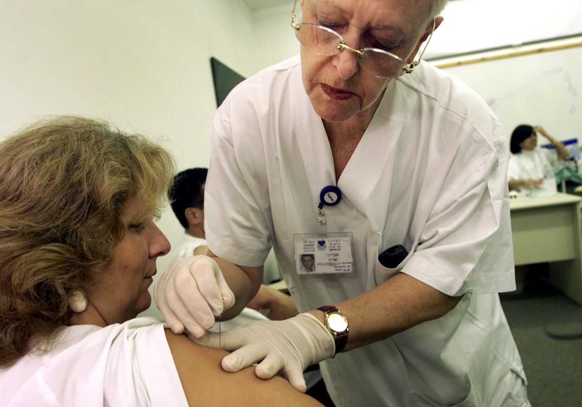 Una enfermera administra una vacuna en el hospital de Tel Aviv. Una enfermera administra una vacuna en el hospital de Tel Aviv.