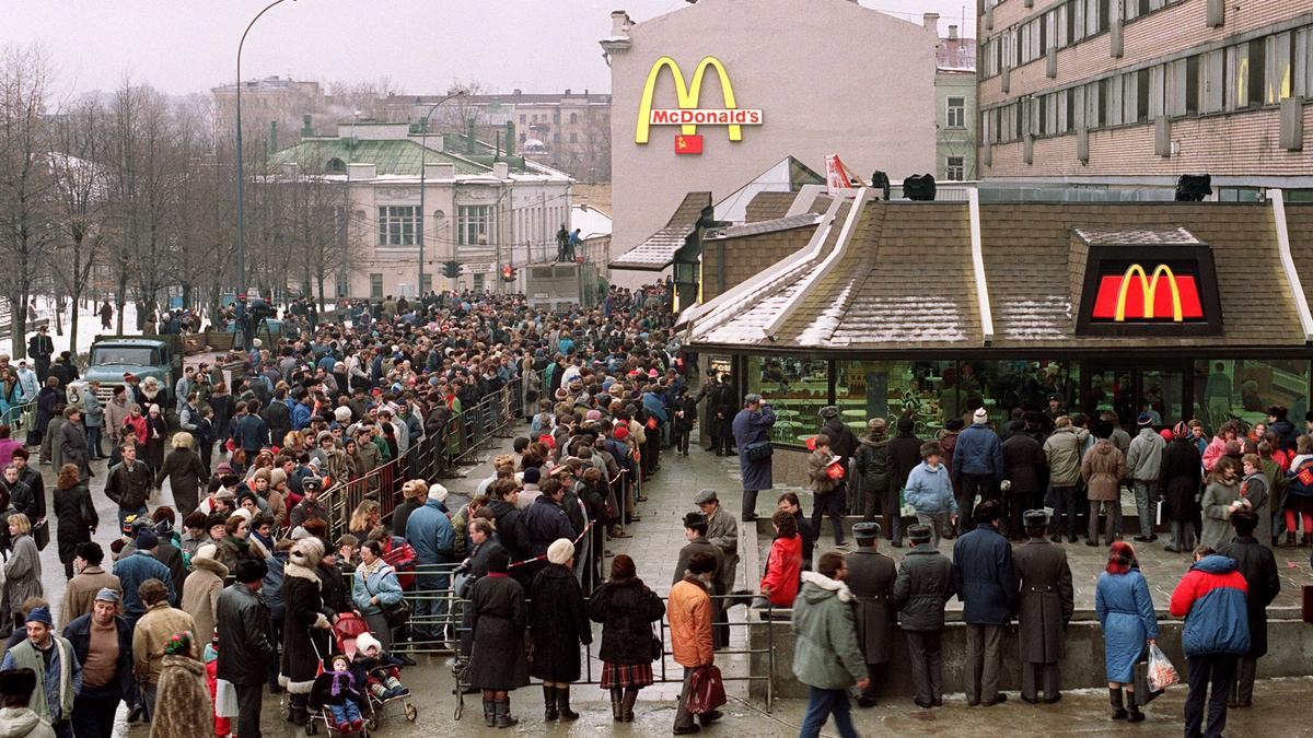 El 31 de enero de 1990, cientos de ciudadanos soviéticos hacen cola ante el primer restaurante McDonald’s abierto en Moscú. 