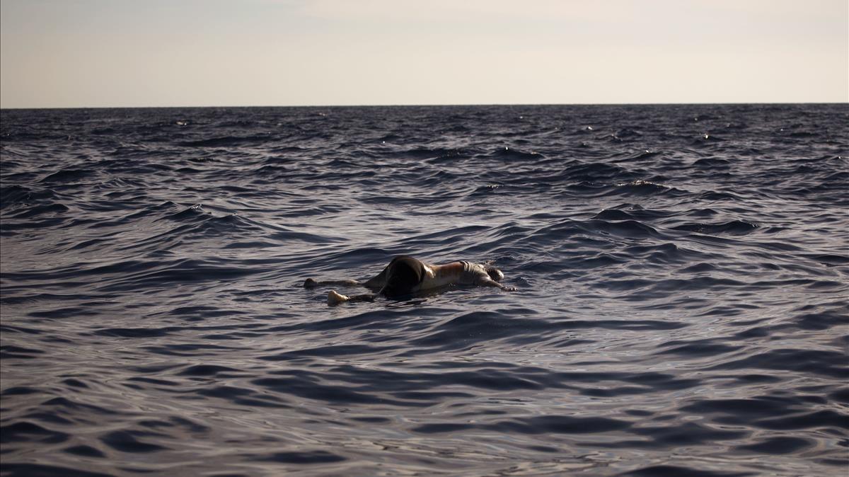 El cadáver de una mujer, flotando en el Mediterráneo a 20 millas al norte de Zuwarah (Libia), el 21 de junio.
