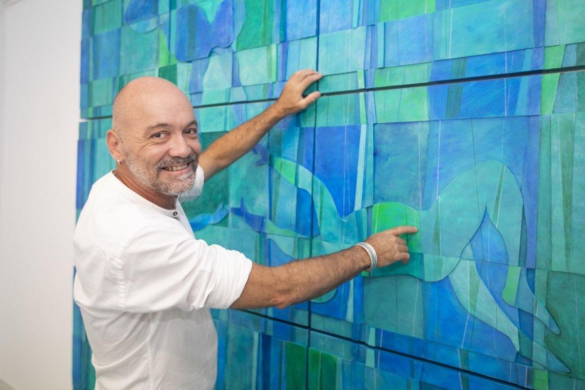 Juan Niubó, ante su obra favorita de la exposición, ’Flotando entre azules’. Juan Niubó, ante su obra favorita de la exposición, ’Flotando entre azules’.