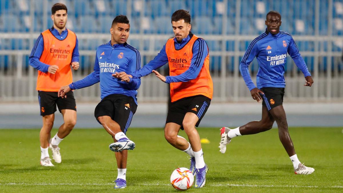 Casemiro y Dani Ceballos, en el entrenamiento del Real Madrid en Riad. 