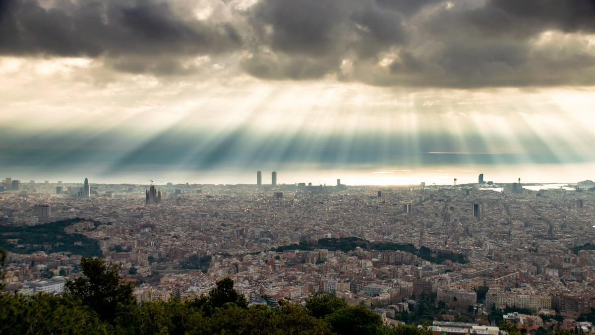 Cielo de Barcelona con rayos crepusculares.