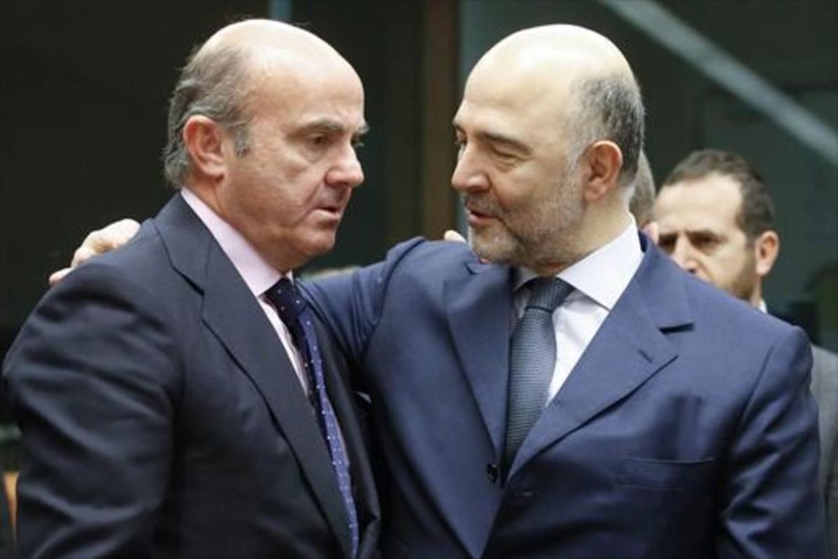 Luis de Guindos con el comisario europeo de Asuntos Económicos, Pierre Moscovici. Luis de Guindos con el comisario europeo de Asuntos Económicos, Pierre Moscovici.