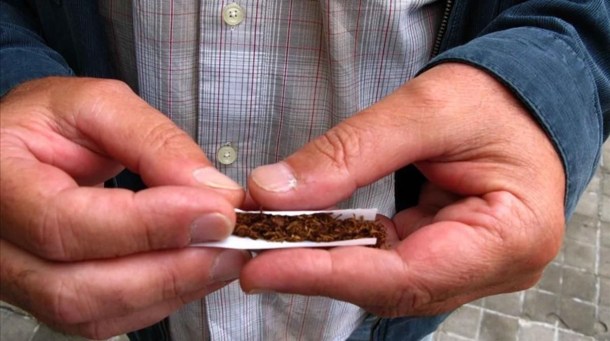 Un consumidor de tabaco de liar. Un consumidor de tabaco de liar.