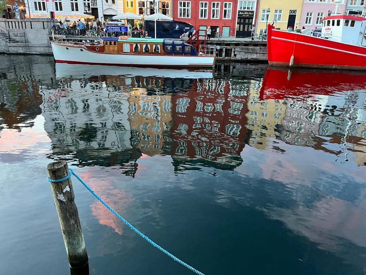 Los edificios se reflejan en los canales de Copenhague.