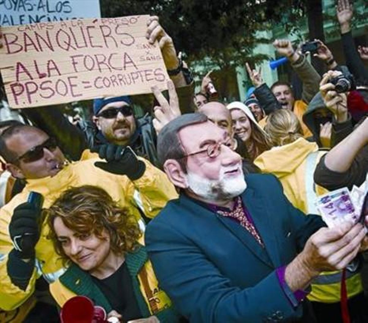 Protesta en Valencia, ayer, ante el congreso de directivos de la APD, al que asistió Rajoy. Protesta en Valencia, ayer, ante el congreso de directivos de la APD, al que asistió Rajoy.