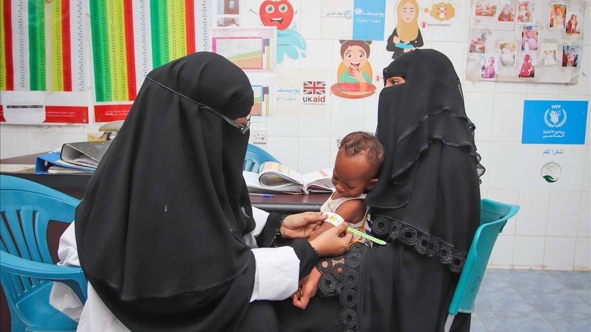 Una matrona ausculta a Rafiq, un niño de 7 meses que sufre de malnutrición, en Adén (Yemen). Una matrona ausculta a Rafiq, un niño de 7 meses que sufre de malnutrición, en Adén (Yemen).