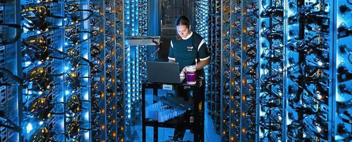 Una técnica en un centro de servidores de Google en Oregón (EEUU). Una técnica en un centro de servidores de Google en Oregón (EEUU).