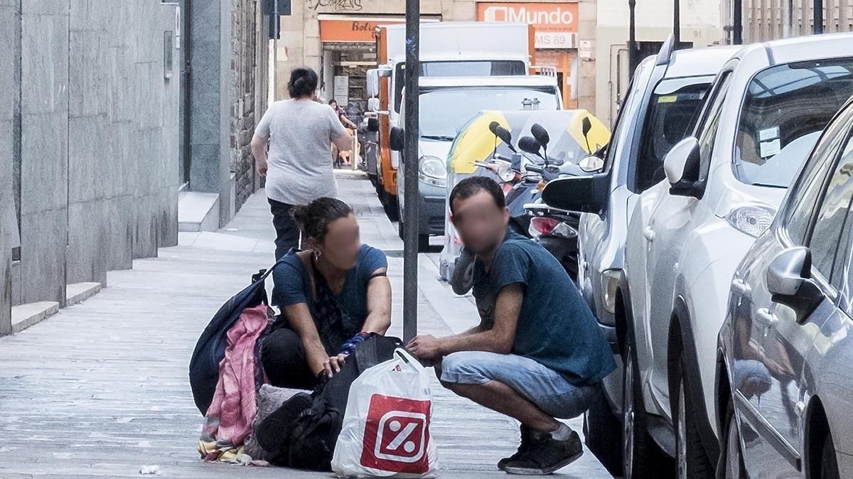 Dos tocxicómanos, después de drogarse en plena calle Egipciaques, en el Raval. Dos tocxicómanos, después de drogarse en plena calle Egipciaques, en el Raval.