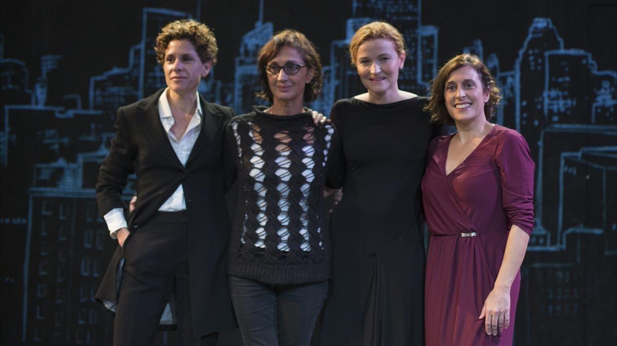 Marta Marco, Sílvia Munt, Cristina Genebat y Clara Segura, en el escenario de La Villarroel.