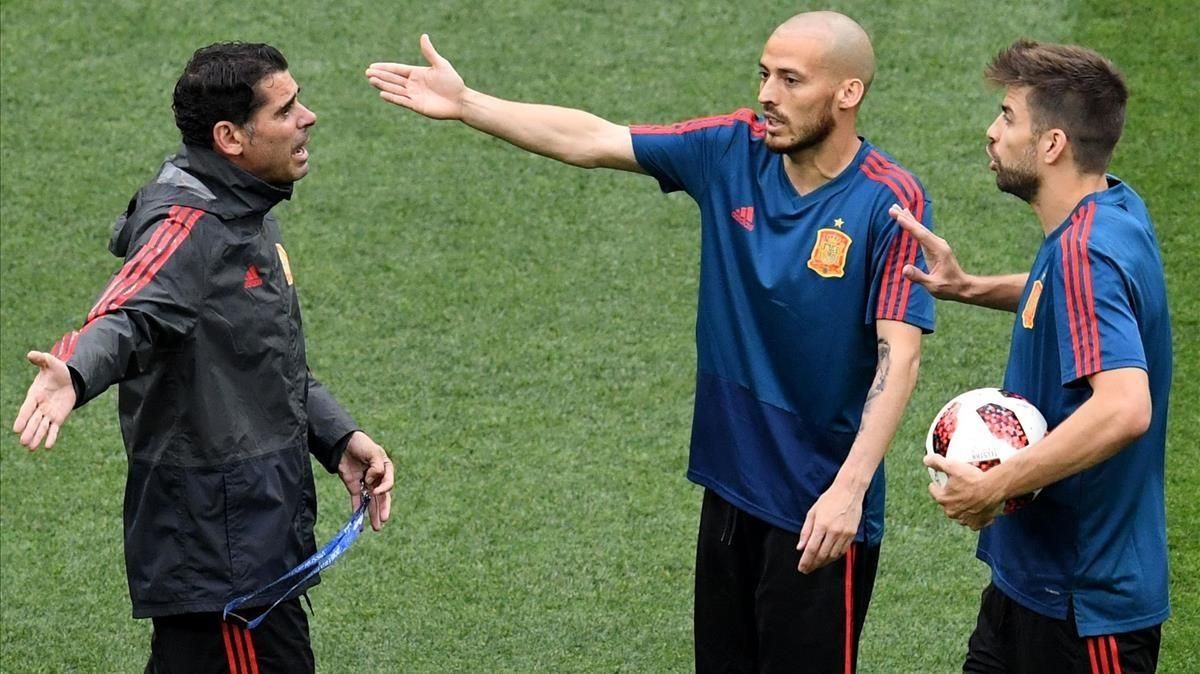 Hierro, Silva y Piqué, en el entrenamiento de España en el estadio Luzhniki de Moscú. Hierro, Silva y Piqué, en el entrenamiento de España en el estadio Luzhniki de Moscú.