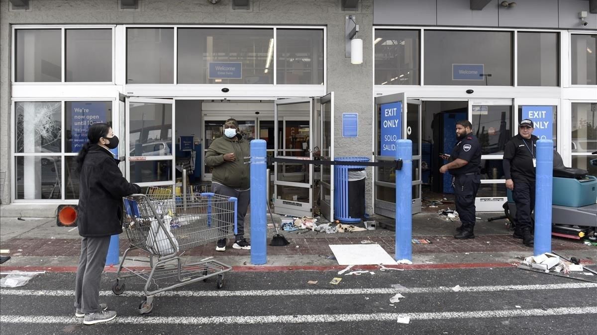 Un Walmart de Filadelfia destrozado en las protestas de Filadelfia por la muerte de Walter Wallace. Un Walmart de Filadelfia destrozado en las protestas de Filadelfia por la muerte de Walter Wallace.