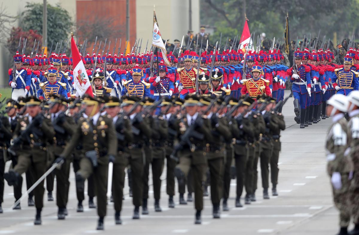 Fotografía de archivo en la que se registró a miembros de la Legión de Honor del Ejército del Perú, en Lima (Perú). EFE/Ernesto Arias