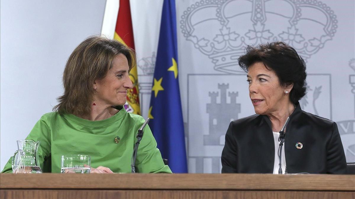 La ministra de Transición Ecológica, Teresa Ribera, junto a la Portavoz Isabel Celáa en la rueda de prensa posterior al Consejo de Ministros. 
