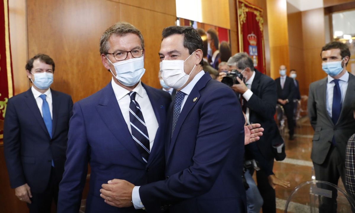 El presidente de Andalucía, Juan Manuel Moreno, felicita al líder de la Xunta, Alberto Núñez Feijóo, por su toma de posesión, el 5 de septiembre. En segundo plano, a la derecha, Pablo Casado. El presidente de Andalucía, Juan Manuel Moreno, felicita al líder de la Xunta, Alberto Núñez Feijóo, por su toma de posesión, el 5 de septiembre. En segundo plano, a la derecha, Pablo Casado.