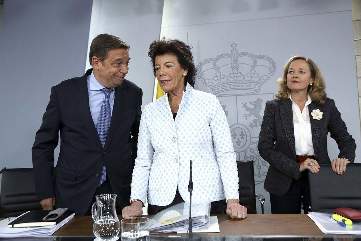 El minisro de Agricultura, Luis Planas, conversa con la ministra portavoz, Isabel Celáa, en presencia de la ministra de Economía, Nadia Calviño. El minisro de Agricultura, Luis Planas, conversa con la ministra portavoz, Isabel Celáa, en presencia de la ministra de Economía, Nadia Calviño.