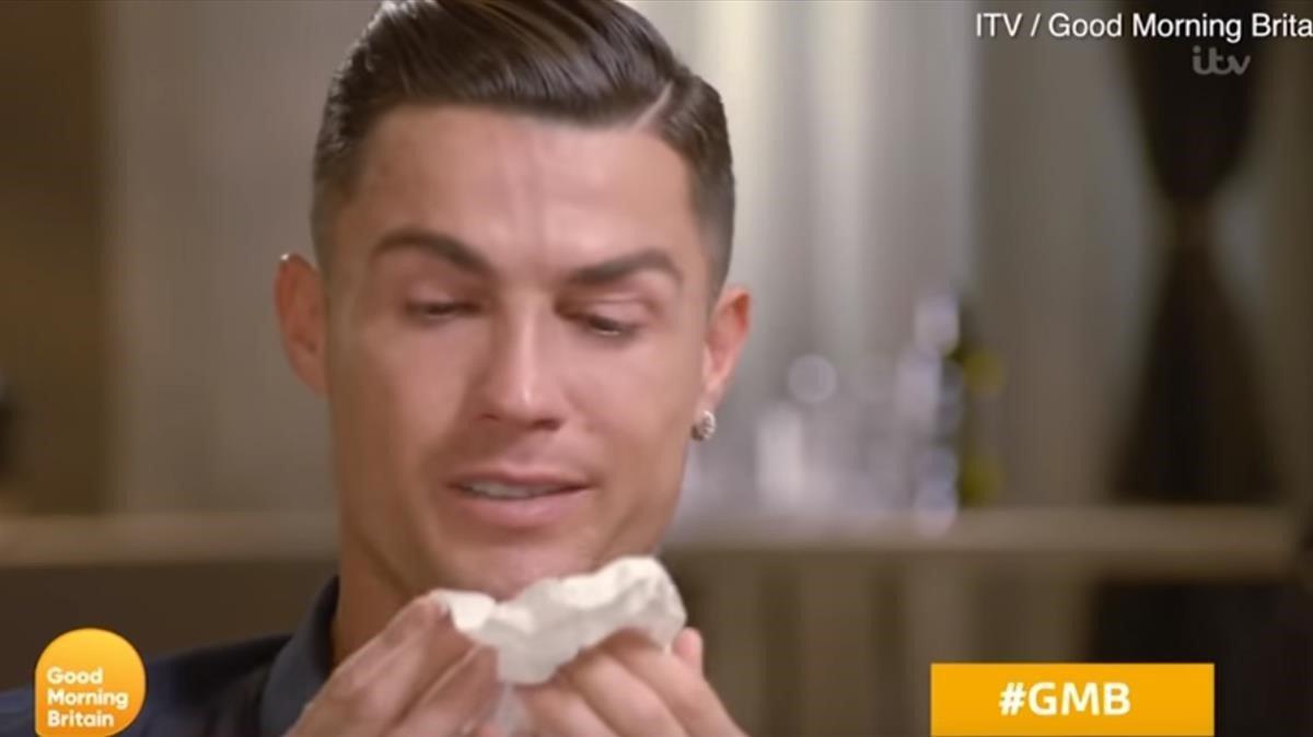 Cristinano Ronaldo rompe a llorar durante una entrevista en la cadena británica ITV.