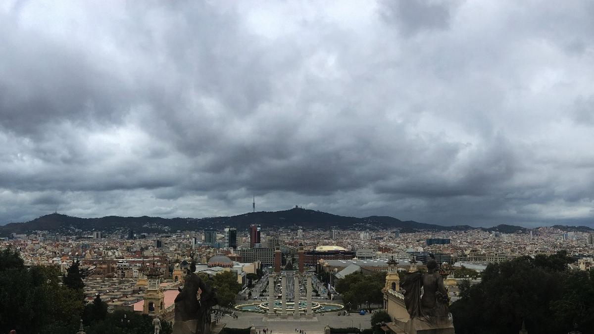 Vista panorámica de Barcelona cubierta de nubes desde el MNAC, en octubre pasado.