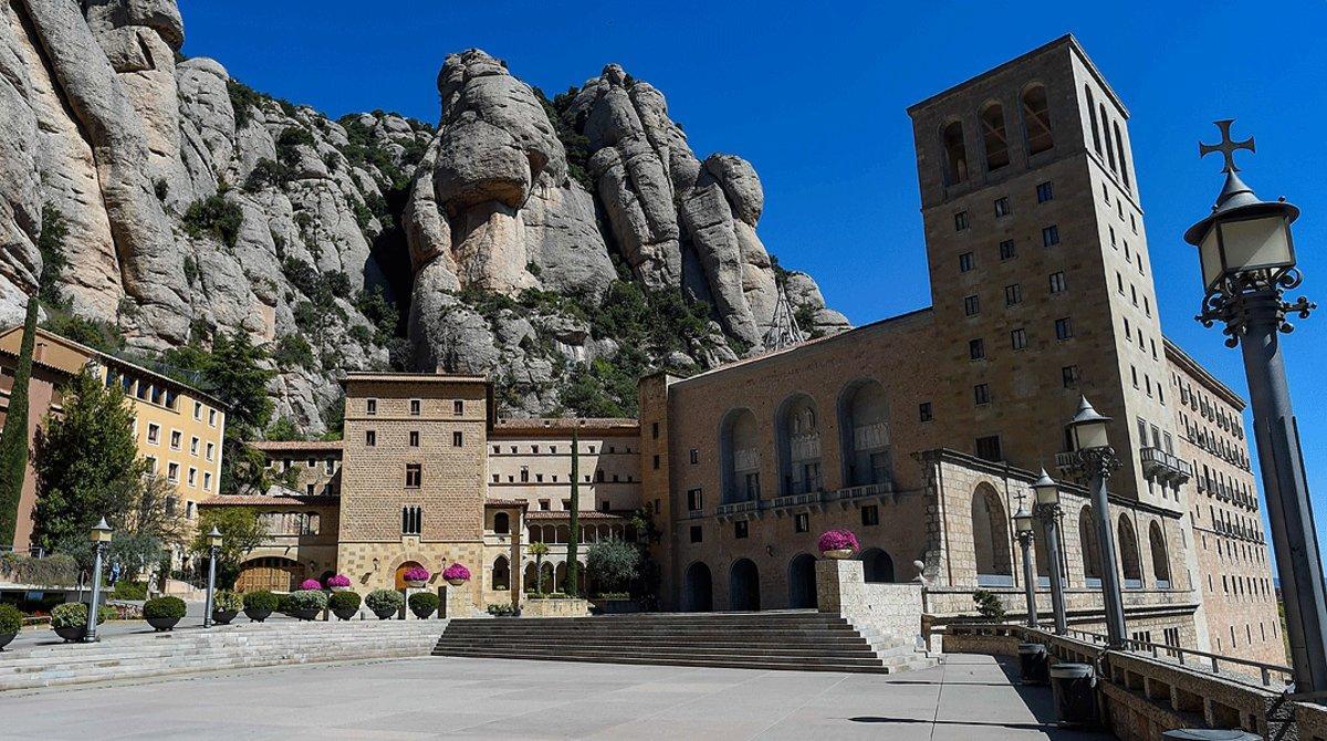 El monasterio de Montserrat el 5 de abril, Domingo de Ramos, completamente vacío por el estado de alarma.