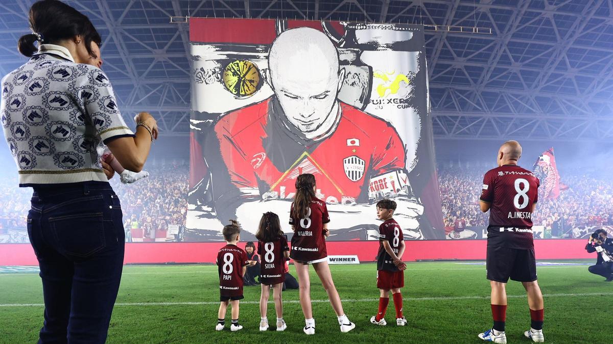 Iniesta llega desde Japón tras una noche llena de emociones