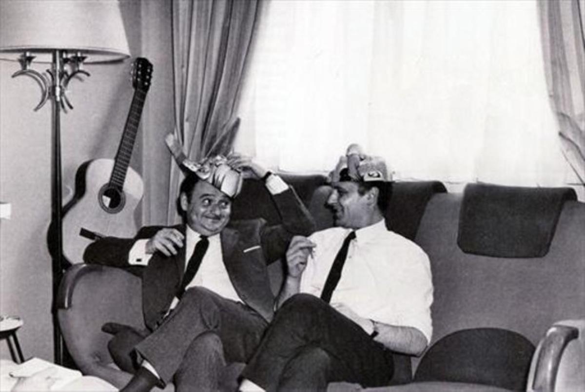 René Goscinny (con careta de Astérix) y Albert Uderzo (con la de Obélix), fotografiados por Roger Picherie para ’Paris Match’ en 1966.