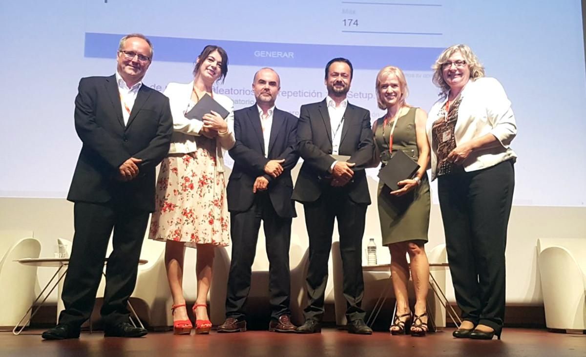 Pilar Díaz, alcaldesa de Esplugues, recoge el premio Municipio Conectado. Pilar Díaz, alcaldesa de Esplugues, recoge el premio Municipio Conectado.