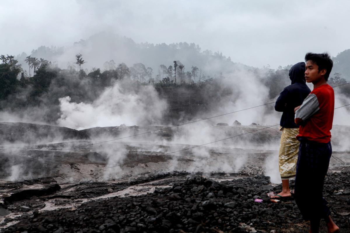 Se reduce la actividad del volcán de Semeru (Indonesia) tras días de erupciones