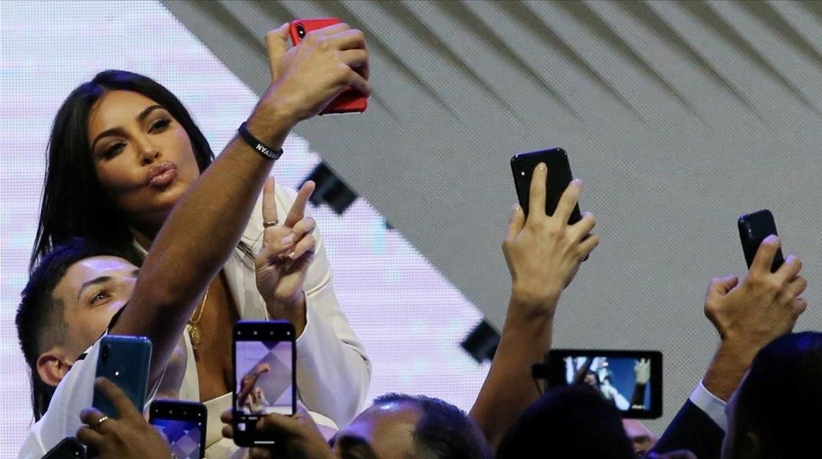 Reina en la era del selfi. Kim Kardashian, rodeada de fans en una visita a Armenia, de donde era originario su padre, hace un año. Reina en la era del selfi. Kim Kardashian, rodeada de fans en una visita a Armenia, de donde era originario su padre, hace un año.