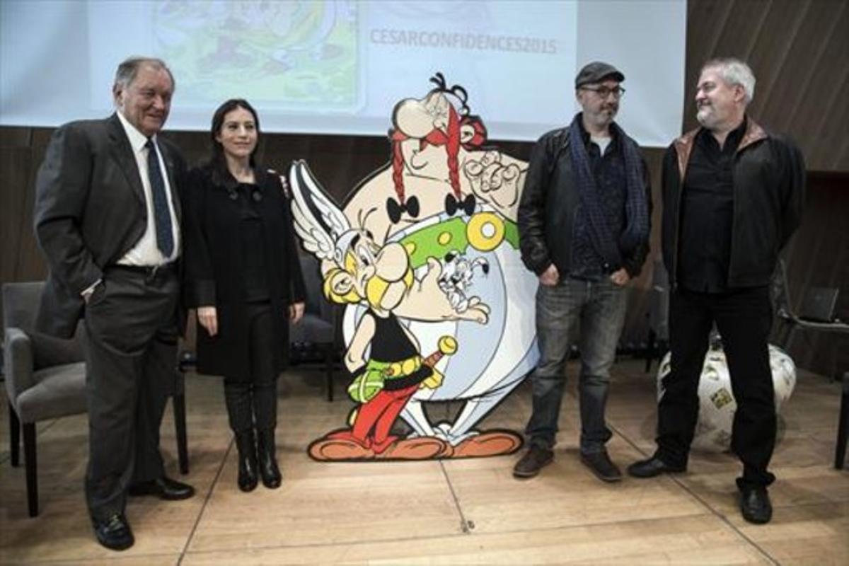 PRIMERAS VIÑETAS3Arriba, una de las páginas desveladas ayer. Junto a estas líneas, de izquierda a derecha, Uderzo, Anne Goscinny, Jean-Yves Ferri y Didier Conrad. A la derecha, la portada del nuevo álbum. En la silueta, el malvado Bonus Promoplús. PRIMERAS VIÑETAS3Arriba, una de las páginas desveladas ayer. Junto a estas líneas, de izquierda a derecha, Uderzo, Anne Goscinny, Jean-Yves Ferri y Didier Conrad. A la derecha, la portada del nuevo álbum. En la silueta, el malvado Bonus Promoplús.