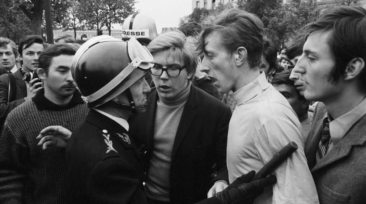 Estudiantes de Mayo del 60 discuten con policías en una manifestación en París. Estudiantes de Mayo del 60 discuten con policías en una manifestación en París.