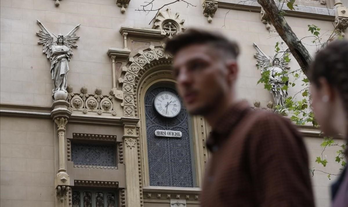 Reloj con la hora oficial en la fachada del teatro Poliorama de Barcelona. Reloj con la hora oficial en la fachada del teatro Poliorama de Barcelona.