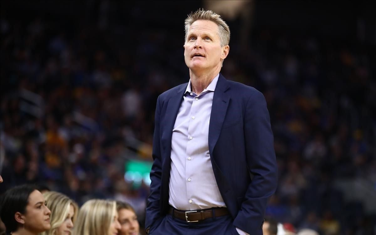Steve Kerr, en una imagen de esta temporada en el banquillo de los Warriors Steve Kerr, en una imagen de esta temporada en el banquillo de los Warriors