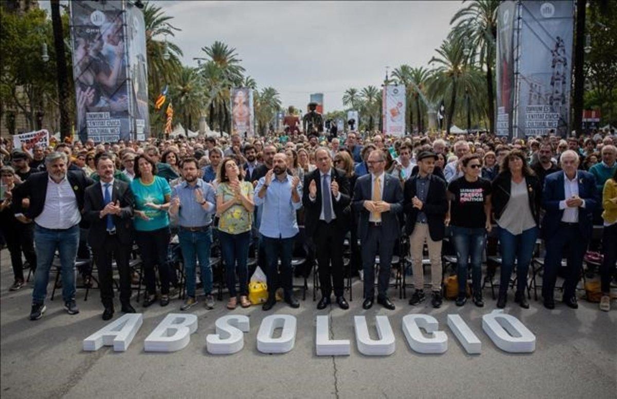 Acto de Òmnium Cultural con las primeras espadas del soberanismo. Acto de Òmnium Cultural con las primeras espadas del soberanismo.