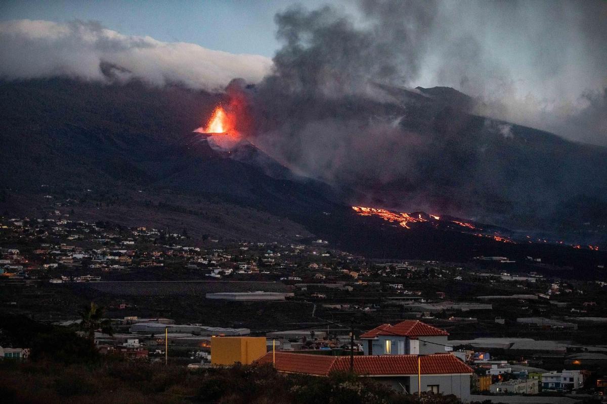 Comienza el acopio de ceniza del volcán de La Palma para retirarla de los núcleos de población