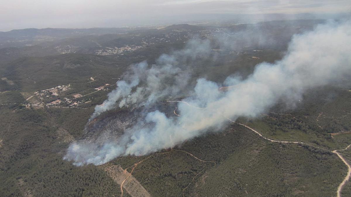 Imagen aérea del perímetro del incendio de Sant Pere de Ribes