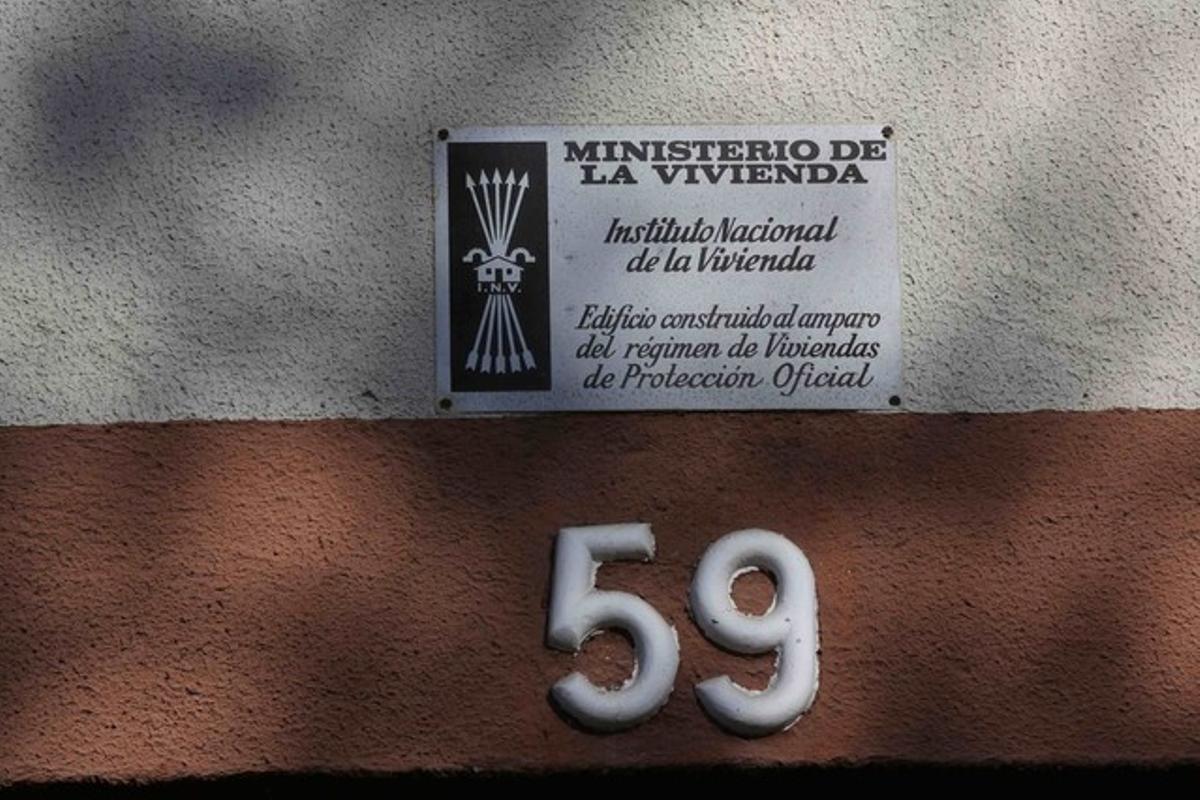 Placa franquista en un edificio de la calle Cantera de Barcelona.