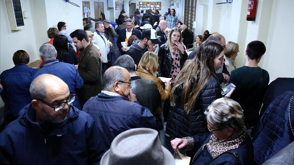 Gran afluencia de votantes en el colegio Santa Marta, en L’Hospitalet. Gran afluencia de votantes en el colegio Santa Marta, en L’Hospitalet.