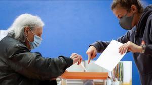 Una mujer ejerciendo su derecho a voto.
