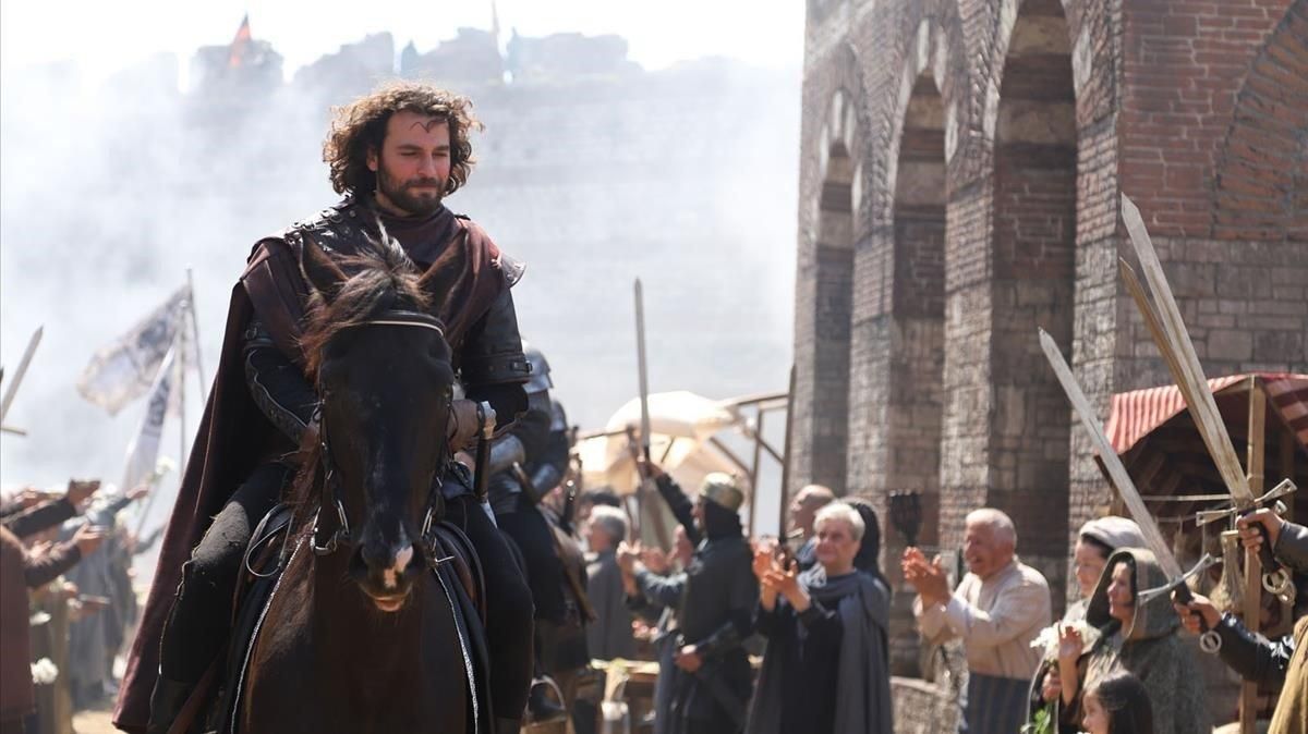 El actor turco Birkan Sokullu, en el papel del pirata genovés Giovanni Giustiniani, mercenario contratado por Constantino para repeler el asedio de Constantinopla. El actor turco Birkan Sokullu, en el papel del pirata genovés Giovanni Giustiniani, mercenario contratado por Constantino para repeler el asedio de Constantinopla.