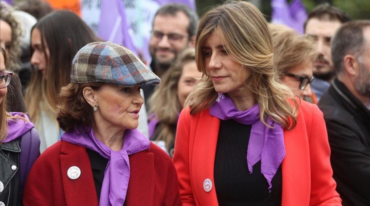 Begoña Gómez, con Carmen Calvo en la manifestación del 8-M en Madrid. Begoña Gómez, con Carmen Calvo en la manifestación del 8-M en Madrid.