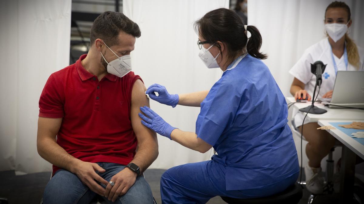 Óscar Parra, de 31 años, el vacunado 500.000 de la primera dosis de Pfizer en la Fira de Barcelona, el 19 de julio.