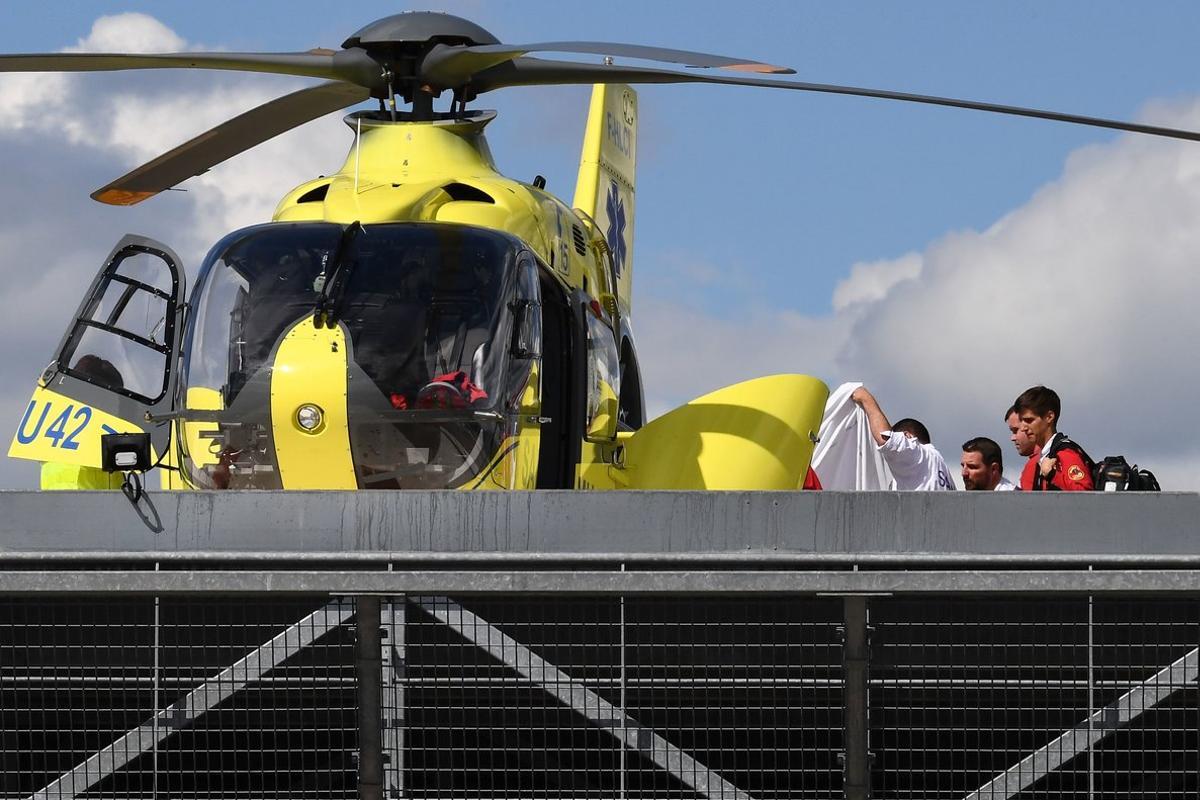 El helicóptero que transportó a Froome herido desde Roanne a su llegada al hospital de Saint Etienne.